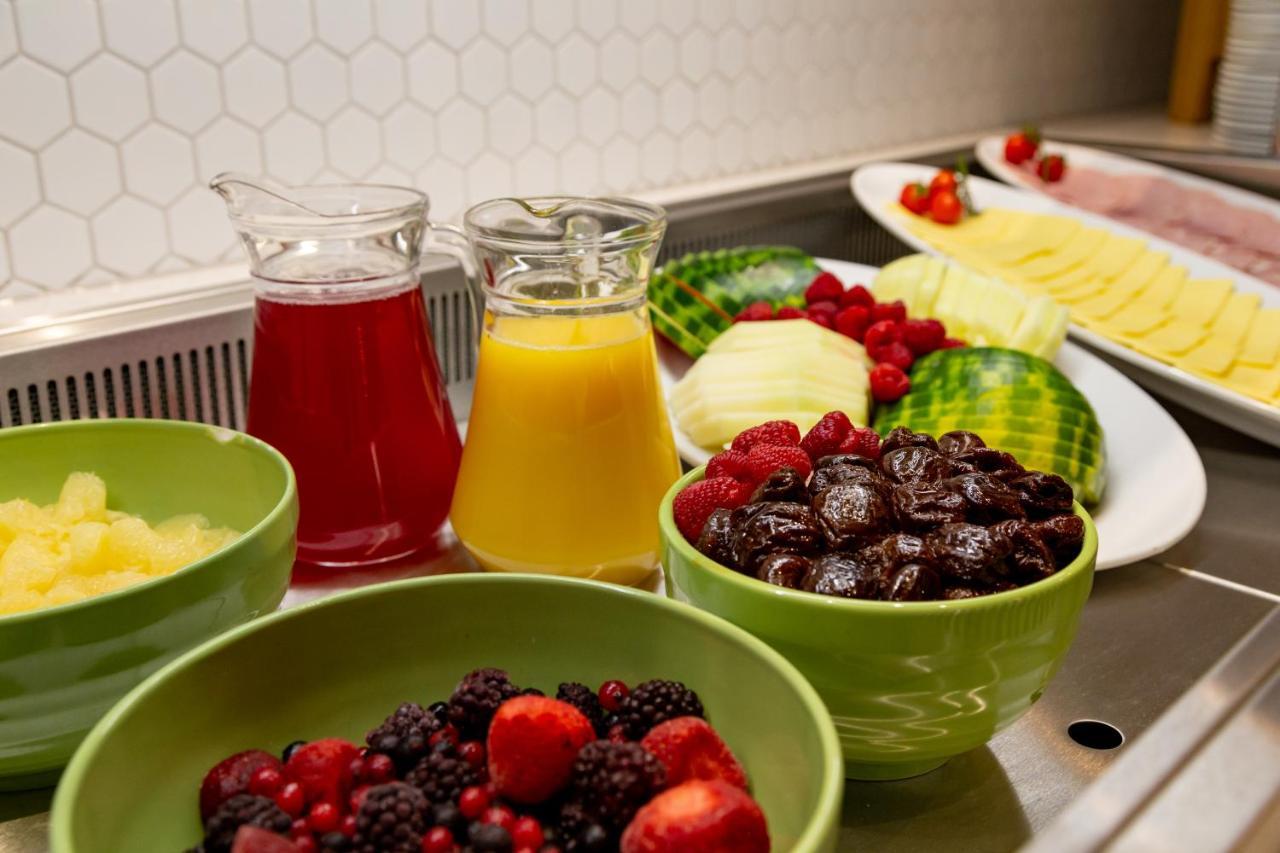 Holiday Inn Newport By Ihg Экстерьер фото