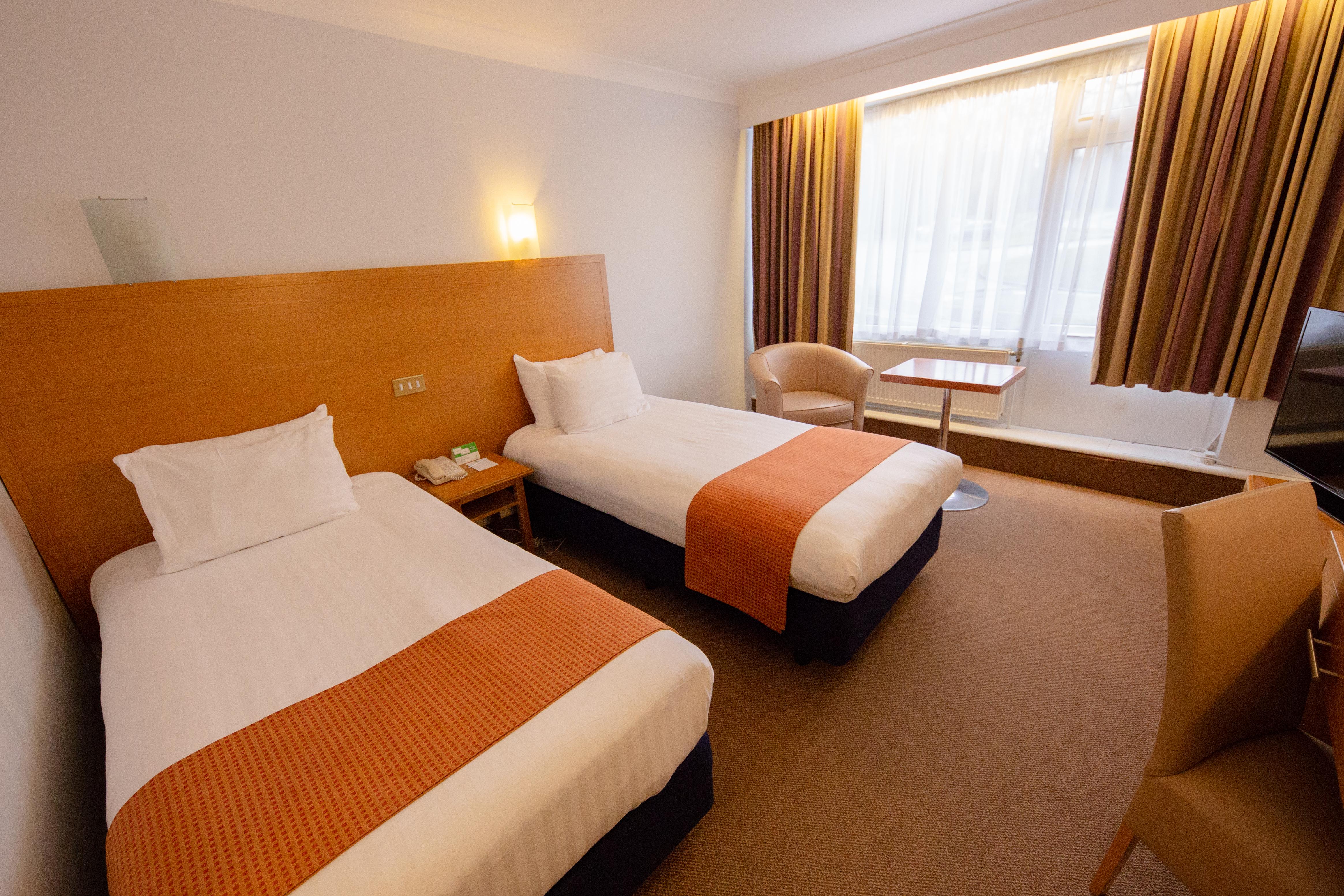 Holiday Inn Newport By Ihg Экстерьер фото