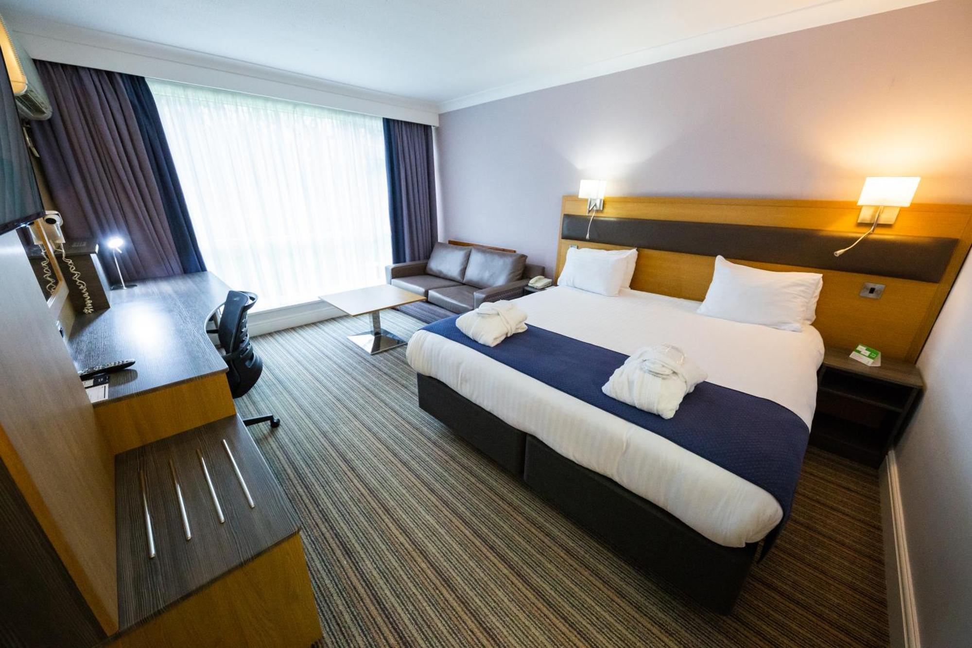Holiday Inn Newport By Ihg Экстерьер фото