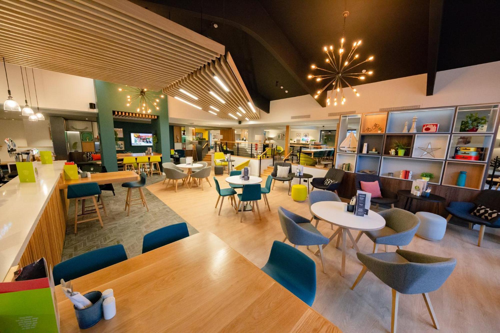 Holiday Inn Newport By Ihg Экстерьер фото