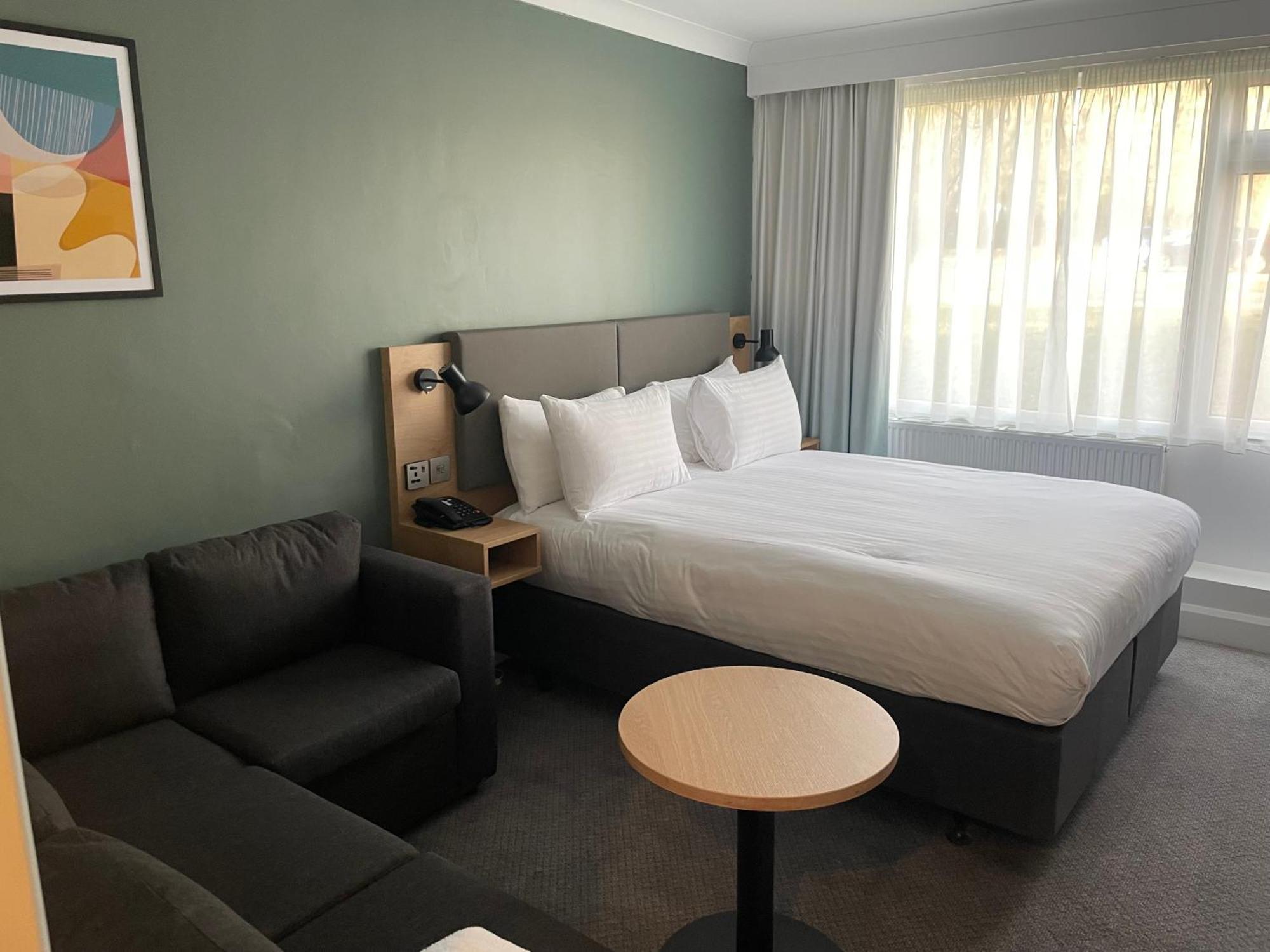 Holiday Inn Newport By Ihg Экстерьер фото
